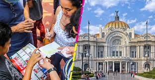 Personas intercambiando estampas en un parque de la CDMX