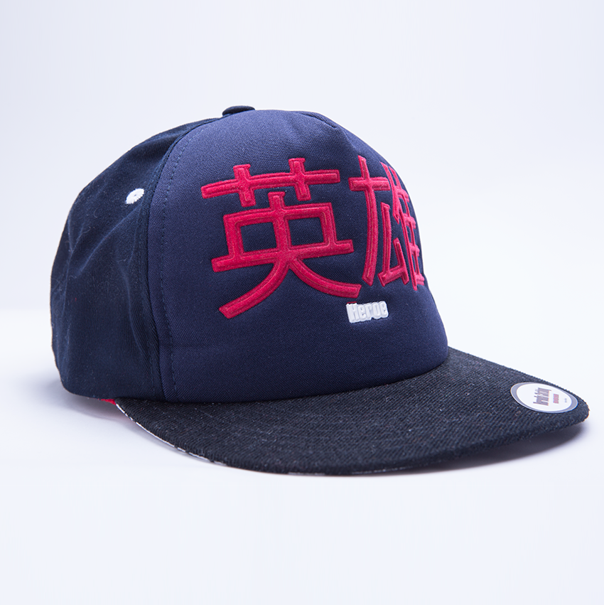 Gorra Heredia Heroe Negra con letras rojas